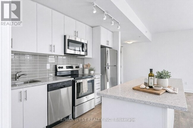 Photo du bâtiment - 550 N Service Rd