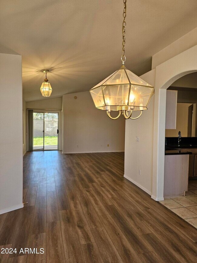 Building Photo - 755 W Baylor Ln