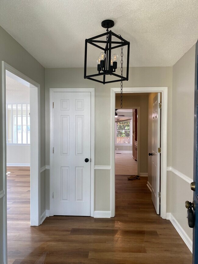 Building Photo - 463 Edenderry Way