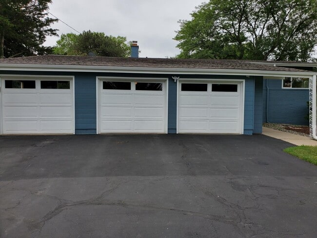 Building Photo - 413 Riverview Dr