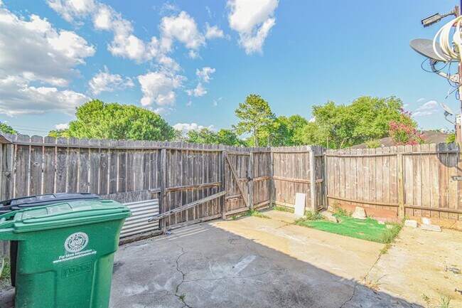 Building Photo - 12725 Lima Dr
