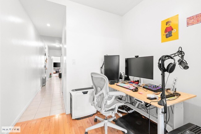 Foto del edificio - 252 Driggs Ave