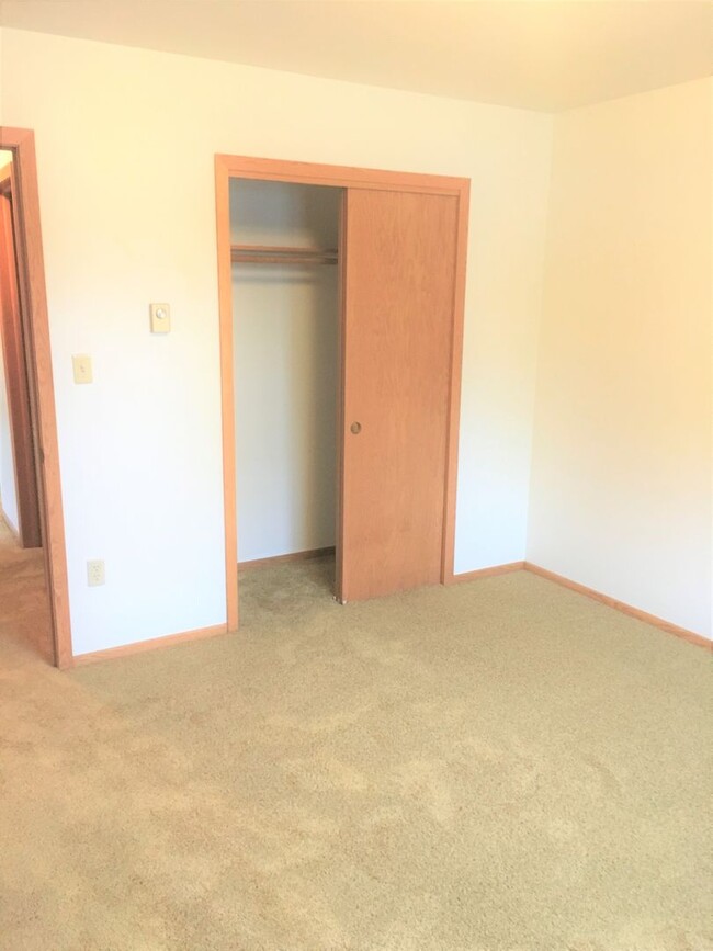 Foto del edificio - Ambassador 1 Bed 1 Bath Apartment + SINGLE...
