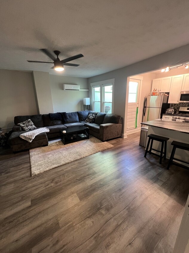 Living Room - 10 E Main St