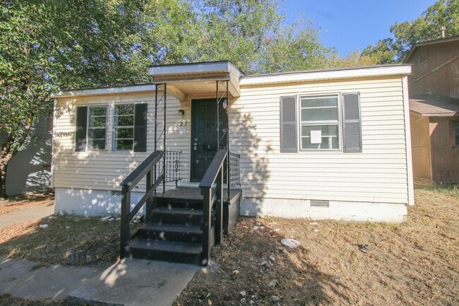 Building Photo - Charming 3 bedroom Home