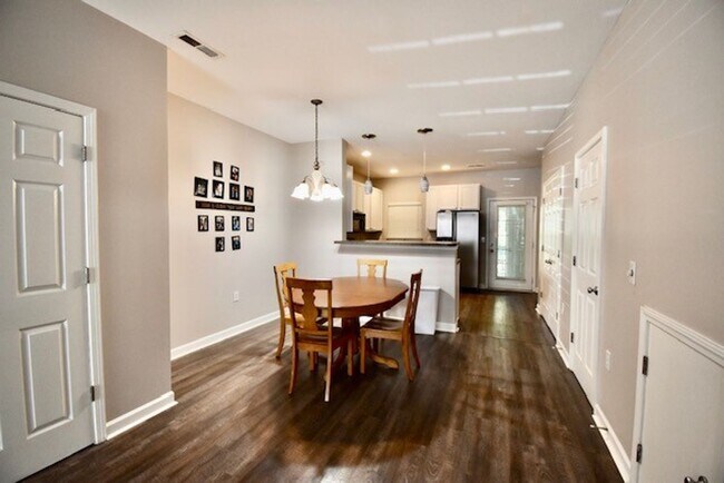 Building Photo - Beautiful 2 bedroom 2.5 bath townhome avai...