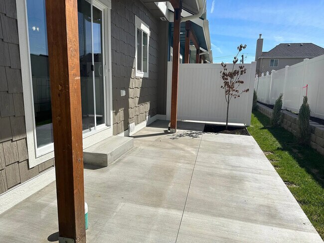 Foto del edificio - 910 Poplar Ave