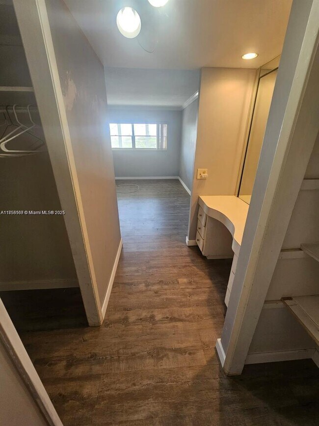 Foto del edificio - 950 Hillcrest Dr