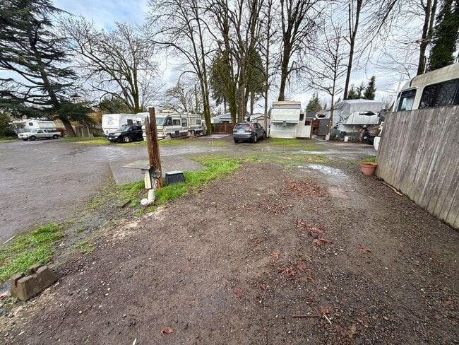 Building Photo - 3010 Phyllis St NE