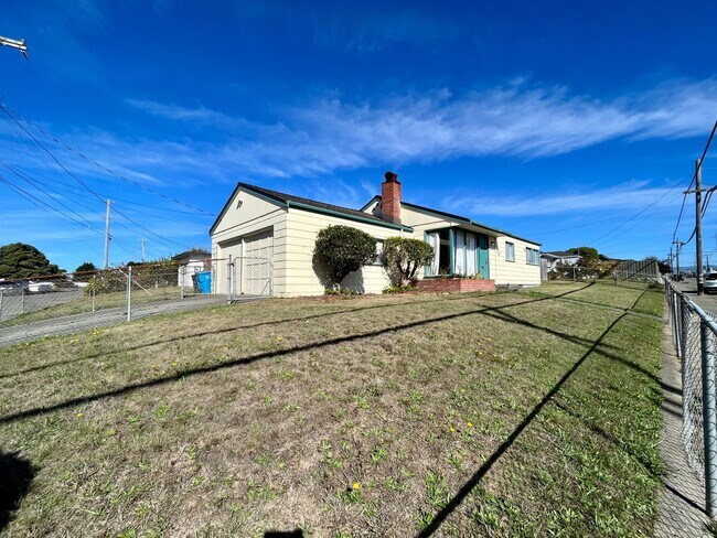 Building Photo - 2/1 House in Central Eureka with Large Yar...