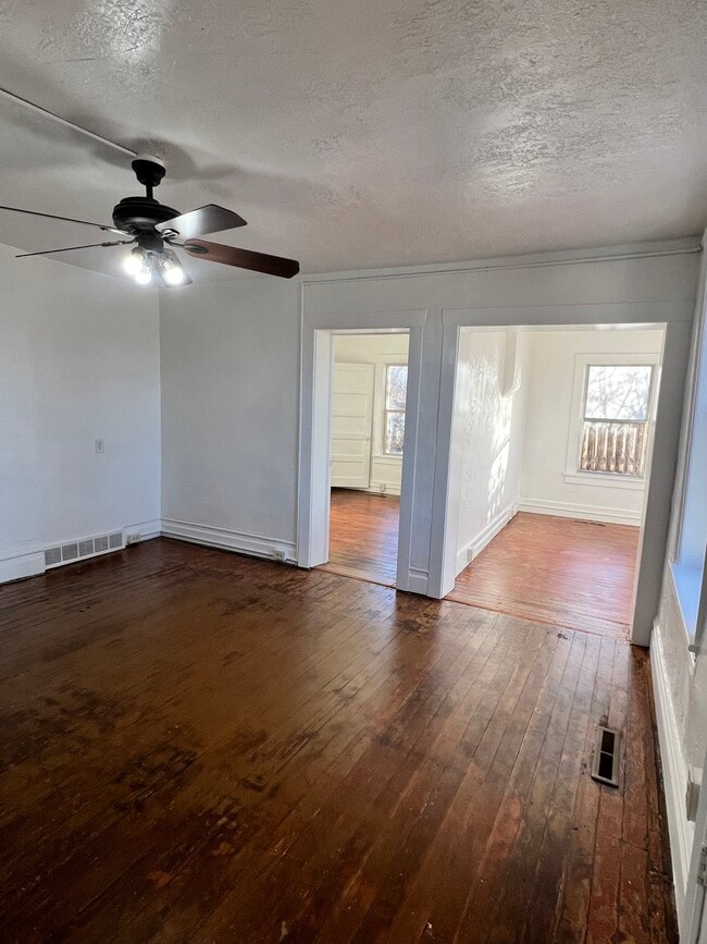 Building Photo - 749 Park Dr