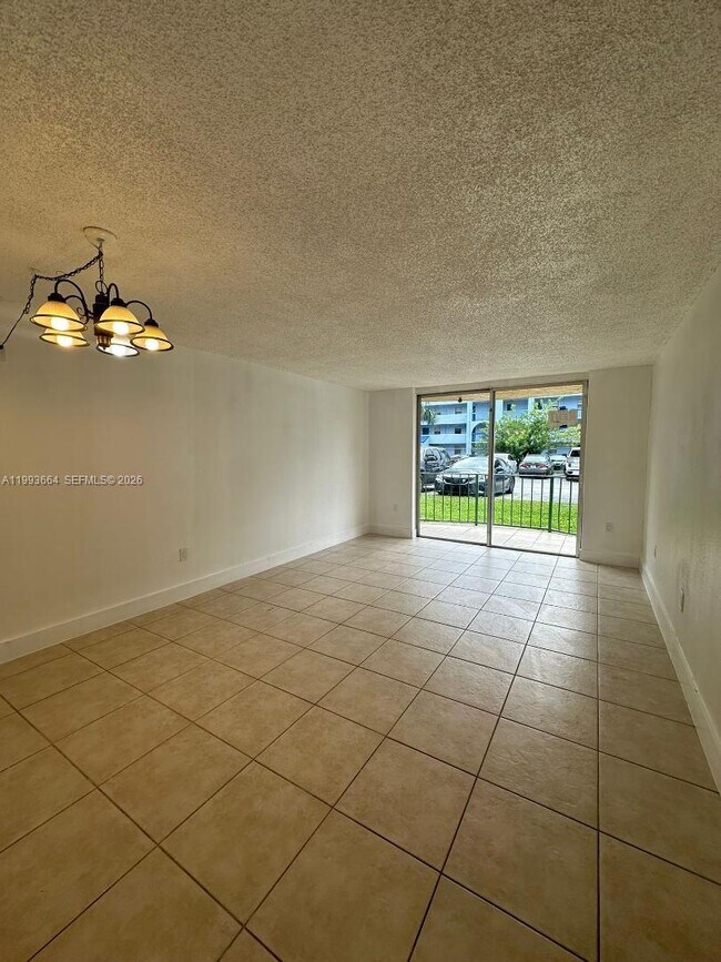 Foto del edificio - 9360 Fontainebleau Blvd