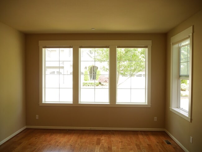Building Photo - 5 Bedroom 2.5 Bath Home Near Downtown Redmond