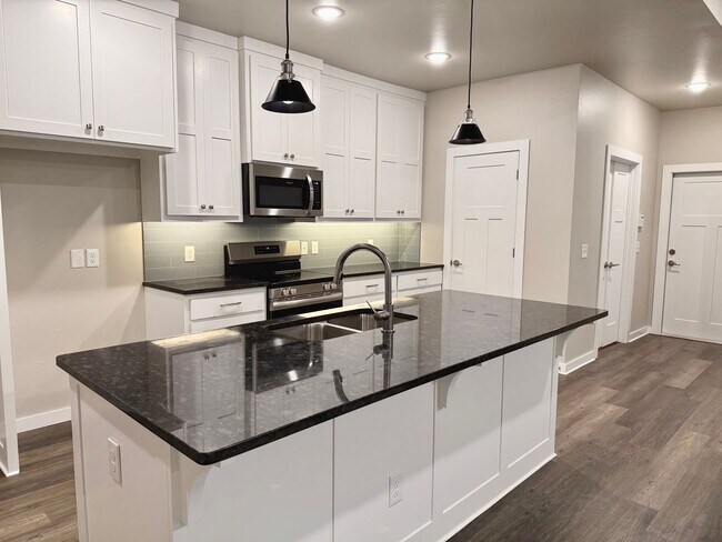 Building Photo - Large 2 Bed, 2 Bath in Beautifully Well-Ma...