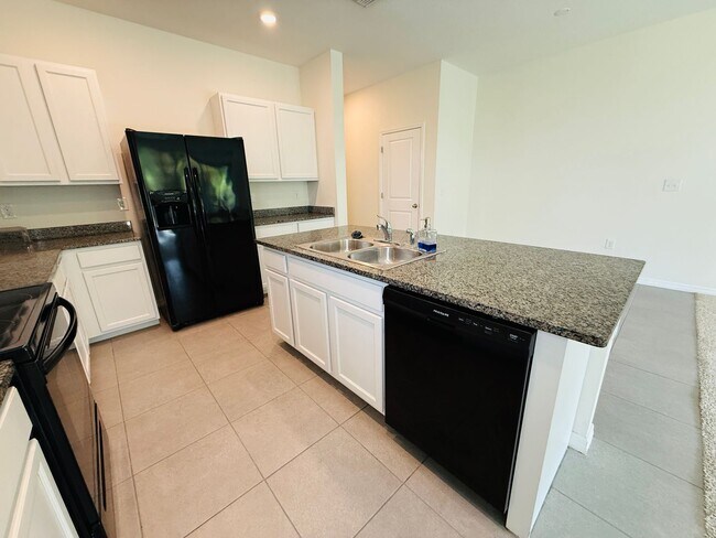 Foto del edificio - Beautiful 3-Bedroom + Loft Townhome for Rent in North Tampa / Land O' Lakes!