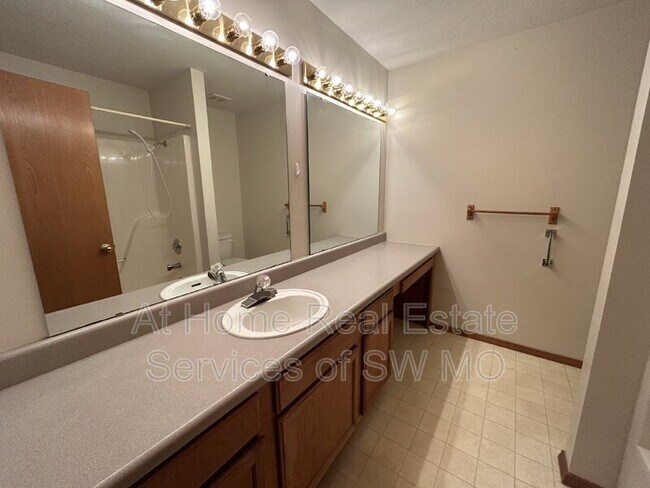Foto del edificio - 110 W Hunter Dr