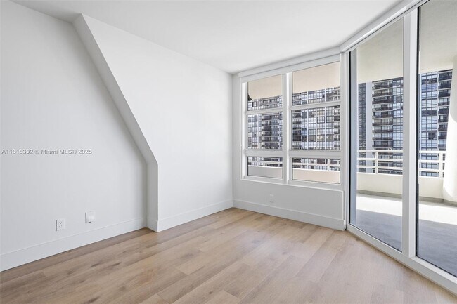 Foto del edificio - 555 NE 34th St