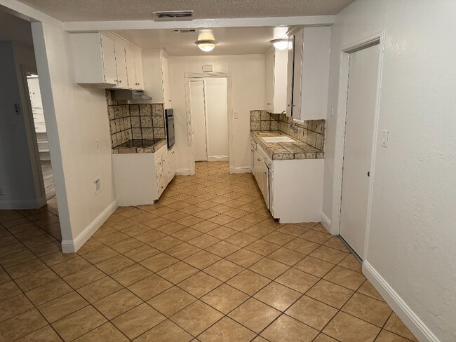 Building Photo - 4454 E Fedora Ave