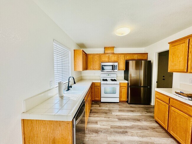 Foto del edificio - REDUCED!!  Beautiful Newly Remodeled Home located in a Court!