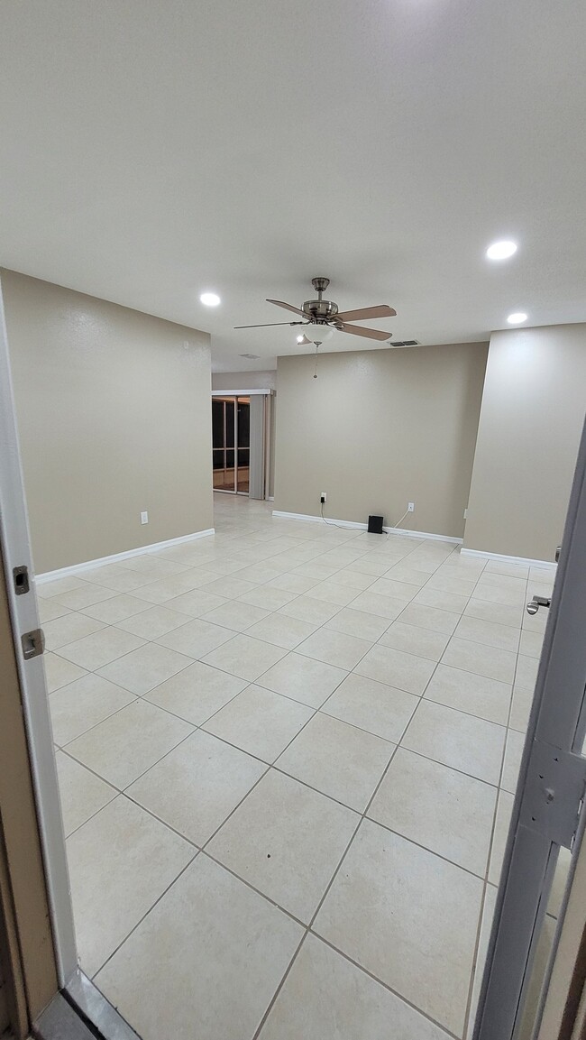 Building Photo - 4021 Catalina Dr