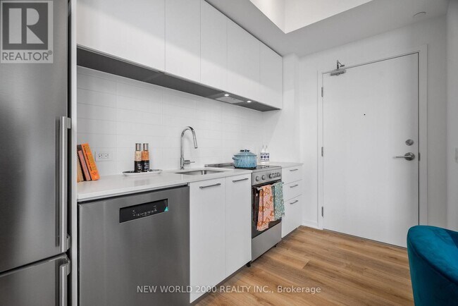 Building Photo - 101 Roehampton Ave