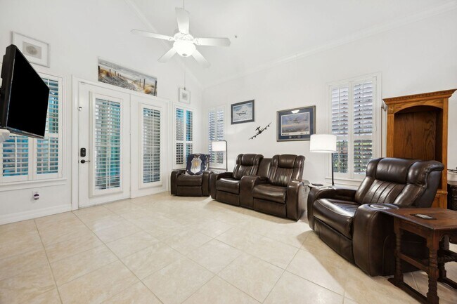 Foto del edificio - WALK TO THE BEACH!