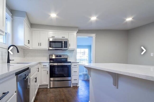 Building Photo - Fully Renovated Beauty in Pendleton Height...