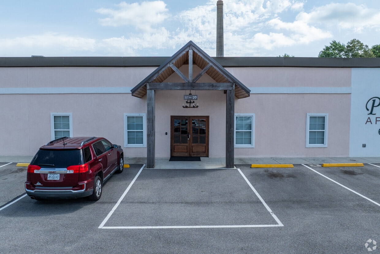 Building Photo - Pine Burr Apartments