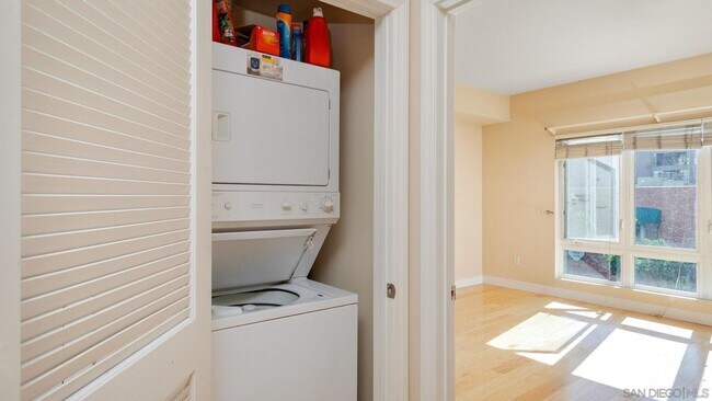 Foto del edificio - Perfectly located 1 bed/1 bath unit in Downtown now available! - $2,200/MO