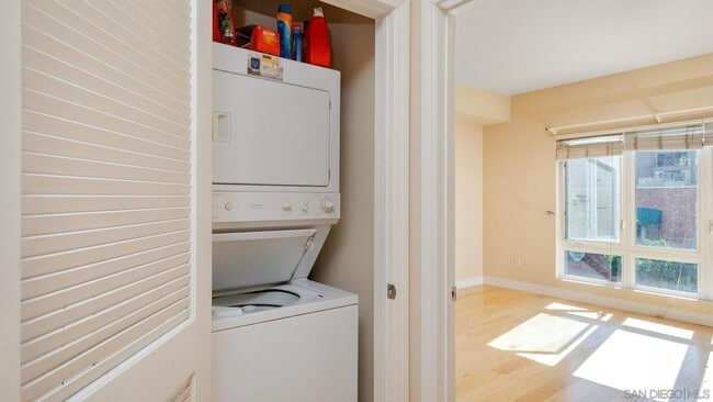 Building Photo - Perfectly located 1 bed/1 bath unit in Downtown now available! - $2,200/MO