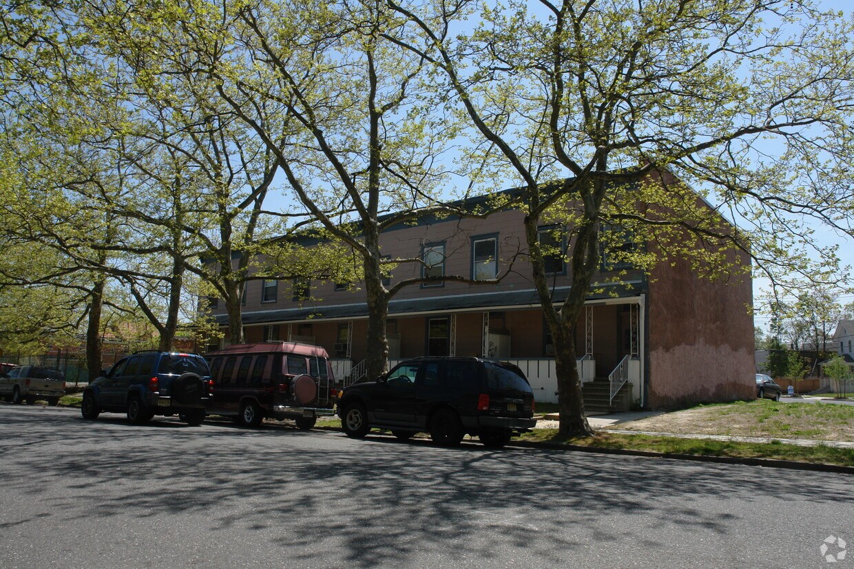 10-Unit Apartment Building Exterior - 1222-1230 1st Ave