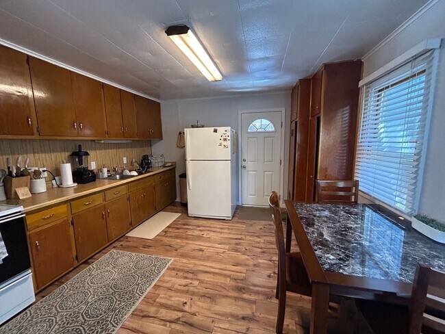 Building Photo - Spacious 1 Bedroom House with Covered Park...