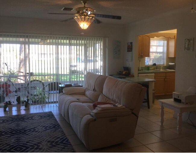 Building Photo - 1222 S Lakes End Dr