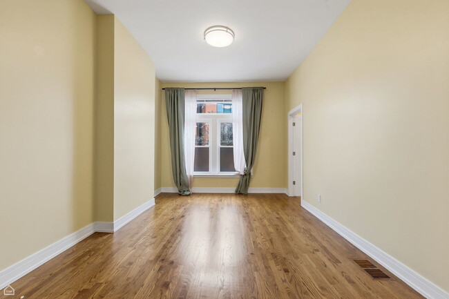 Foto del edificio - 2523 W Chicago Ave