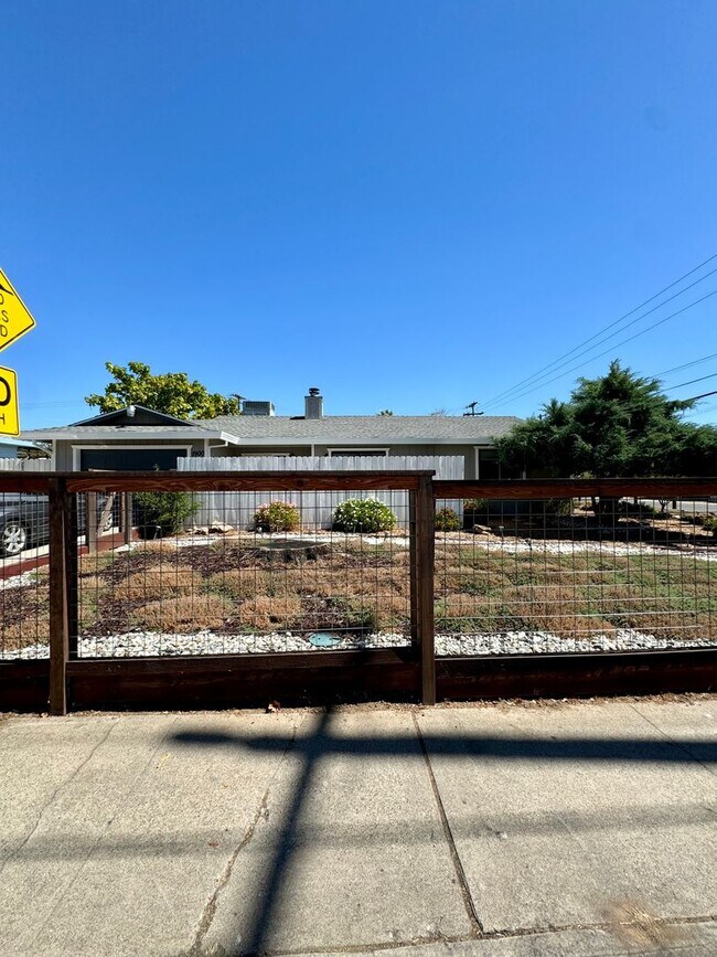 Building Photo - 2bed/1bath Duplex with in unit laundry and...