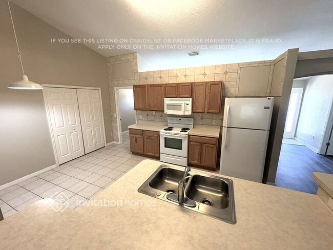Building Photo - 25026 Palisade Rd