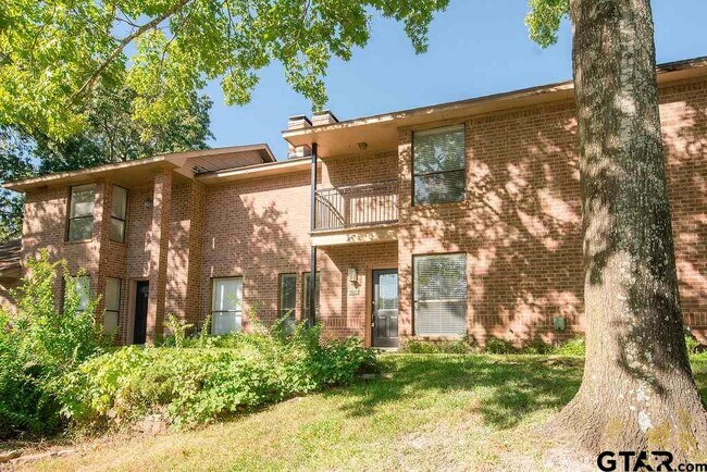 Building Photo - 5915 Hollytree Dr