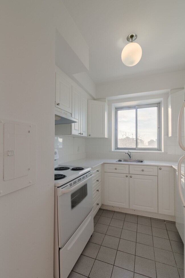 Building Photo - 3555 Chem. de la Côte-des-Neiges