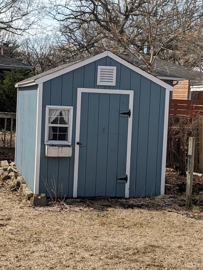 Cobertizo de almacenamiento - 6316 Tingdale Ave
