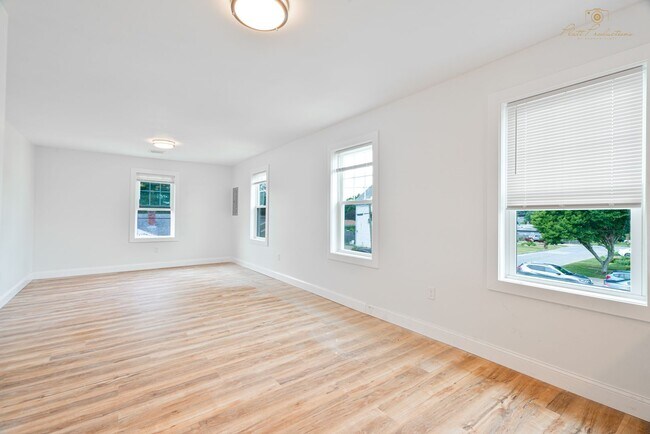 Foto del edificio - Beautifully Updated Two Bedroom Townhouse!
