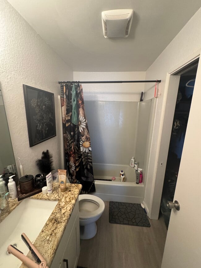 Master bathroom - 12616 Lakeshore Dr