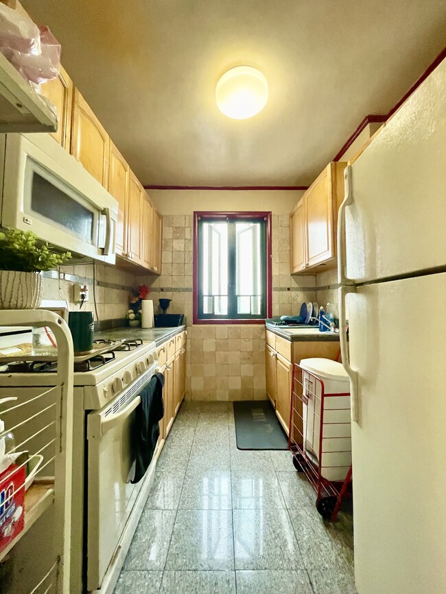 Building Photo - 2130 E Tremont Ave