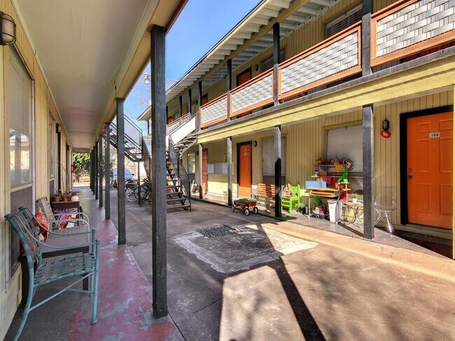 Building Photo - 5012 Duval St