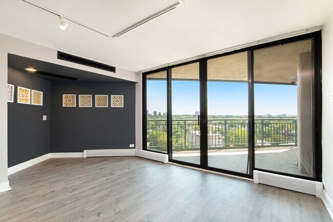 Building Photo - 1 Bedroom 1 Bathroom Updated Condo in Capi...