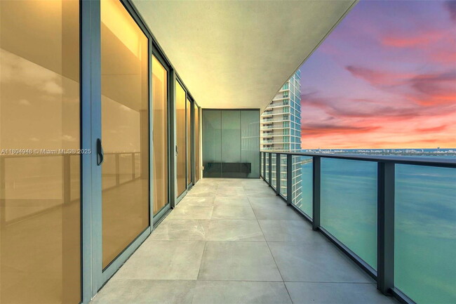 Foto del edificio - 650 NE 32nd St