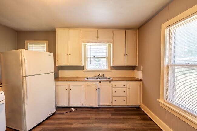 Building Photo - West Tulsa 2 Bedroom Home! Available Mid-N...