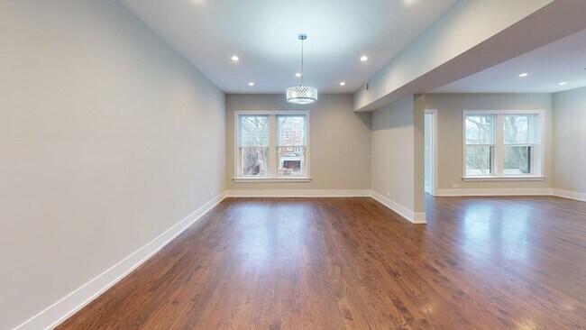 Building Photo - 1027 E Hyde Park Blvd