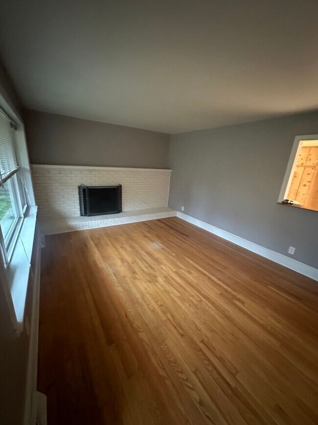 Building Photo - 3 Bedroom 1.5 Bath home for rent in the Mo...
