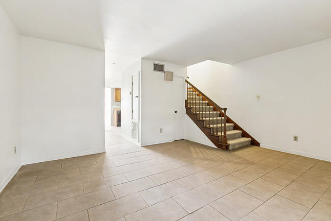 Foto del edificio - 2118 Edenborn Ave