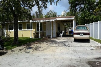 Building Photo - 1525 NW 18th Ave